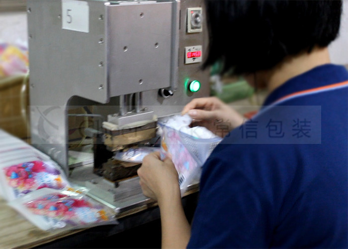 Stand Up Bag Plastic Spout Hot Sealing Machine Manual High Efficiency