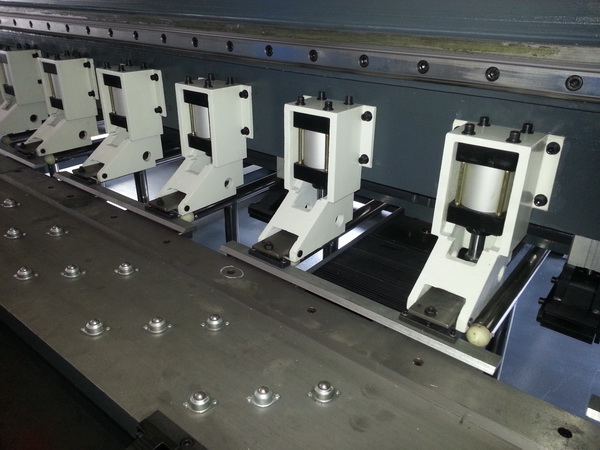 Stanless Steel CNC V Grooving Machine Foot Pedal Notching 6100mm Long Workpiece