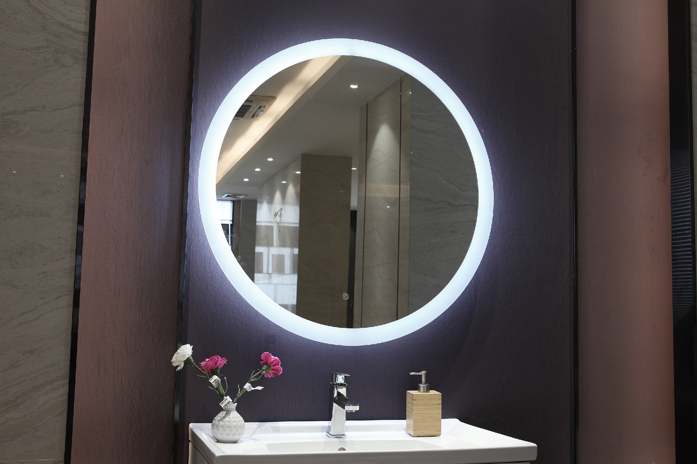 Anti Fog Lighted Mirror TV Space Saving Lighted Bathroom Magnifying Mirror High Definition