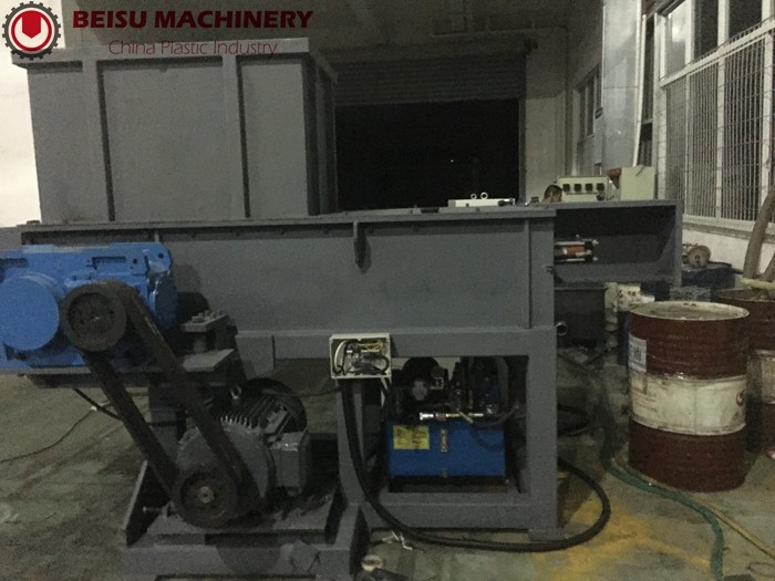 Single Shaft Industrial Plastic Shredder Machine Rotary Blade V Shape Installation