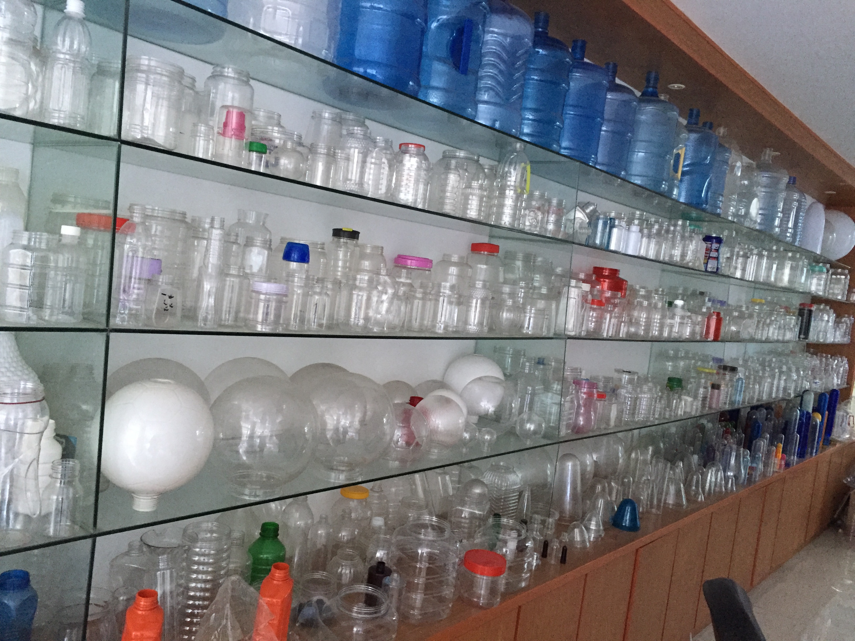 Easy to Operate Plastic Water Bottle Making Machine for Food Beverage in LGD-2-15 Model