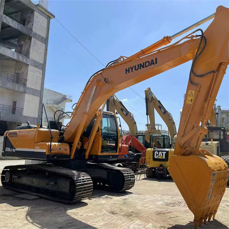 Shanghai Used Hyundai 220 LC 9S with 1.03m3 Bucket Capacity and Original Hydraulic Pump
