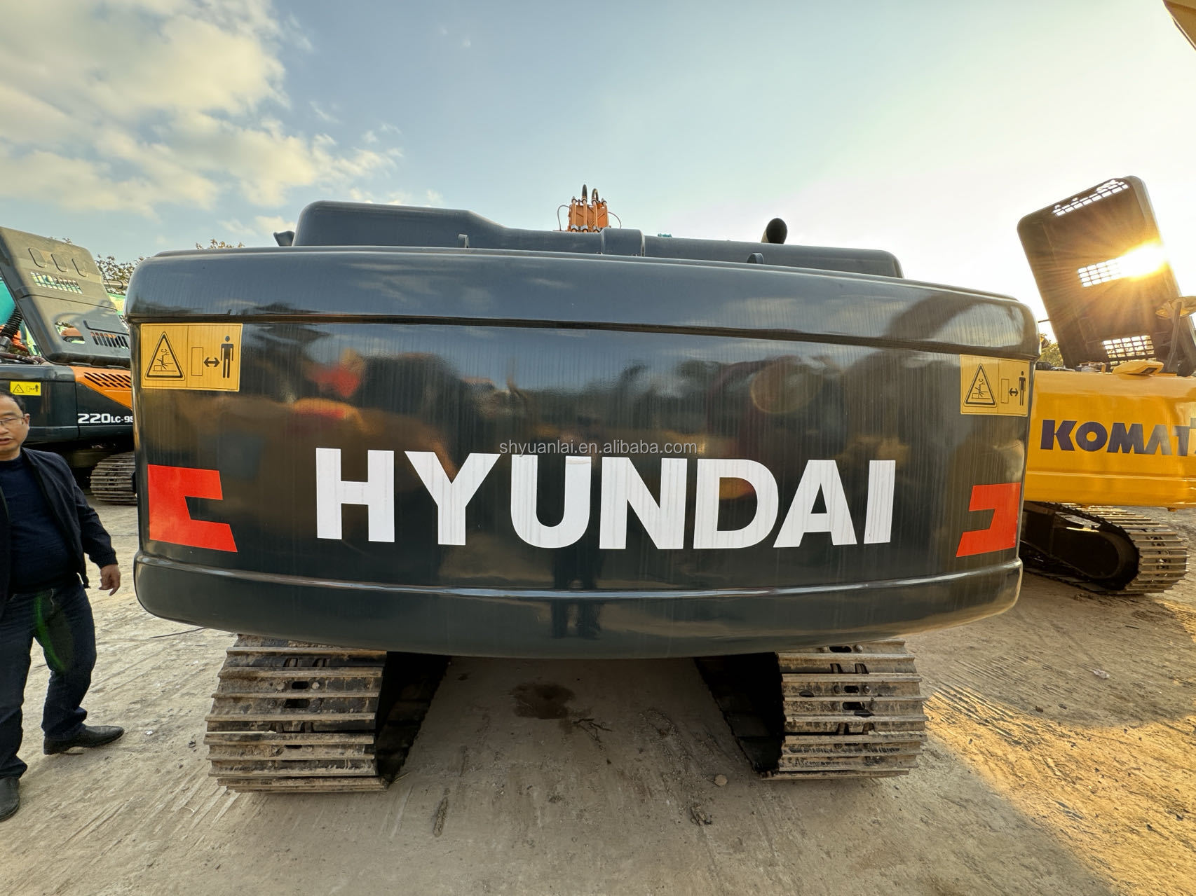 Selling 90% of new and second-hand Hyundai 220 excavators, old excavators, and old hook machines at a low price
