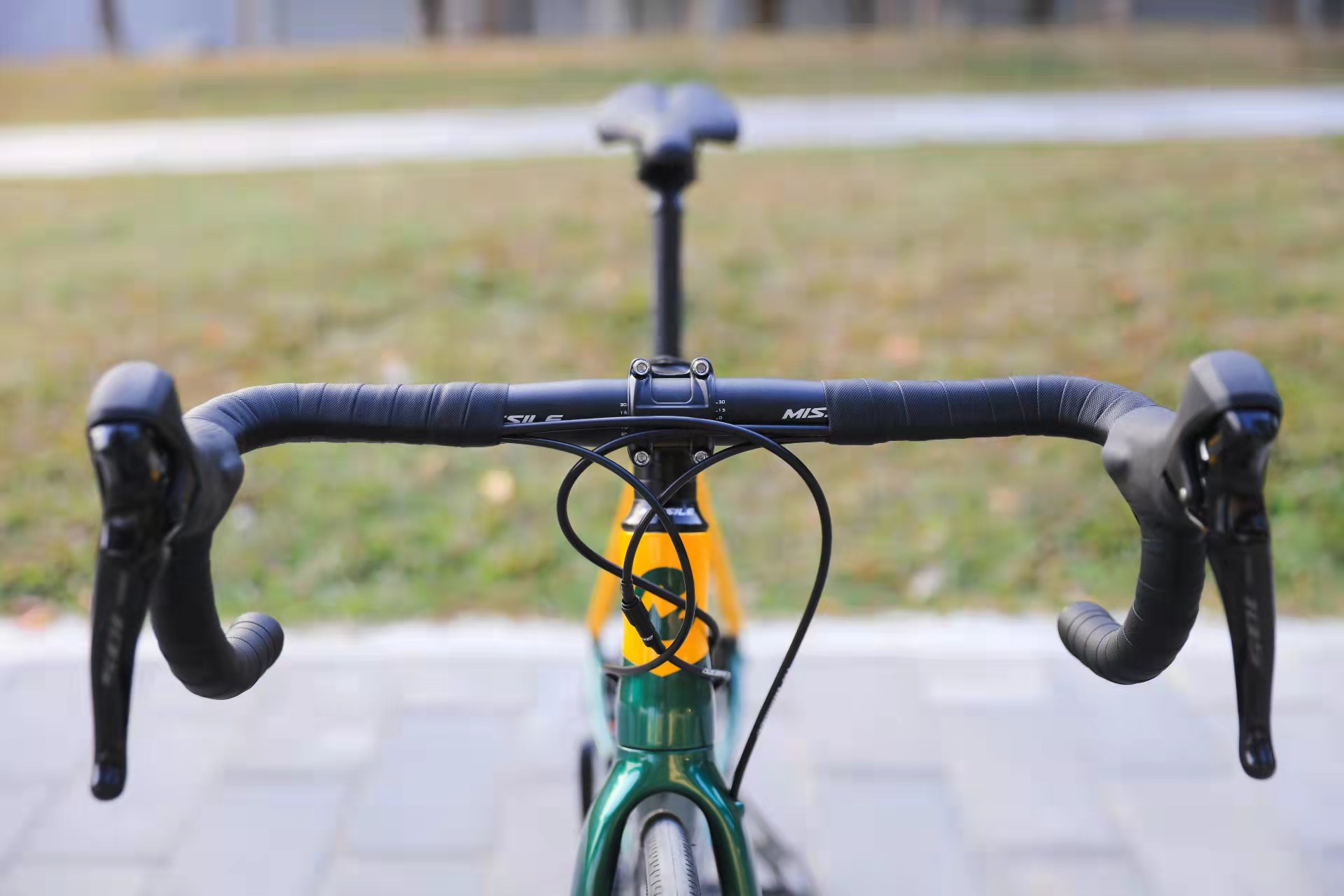 22 Speed Aluminum Alloy Road Bike R7020 700C Bicycle For Men Lightweight And Advanced