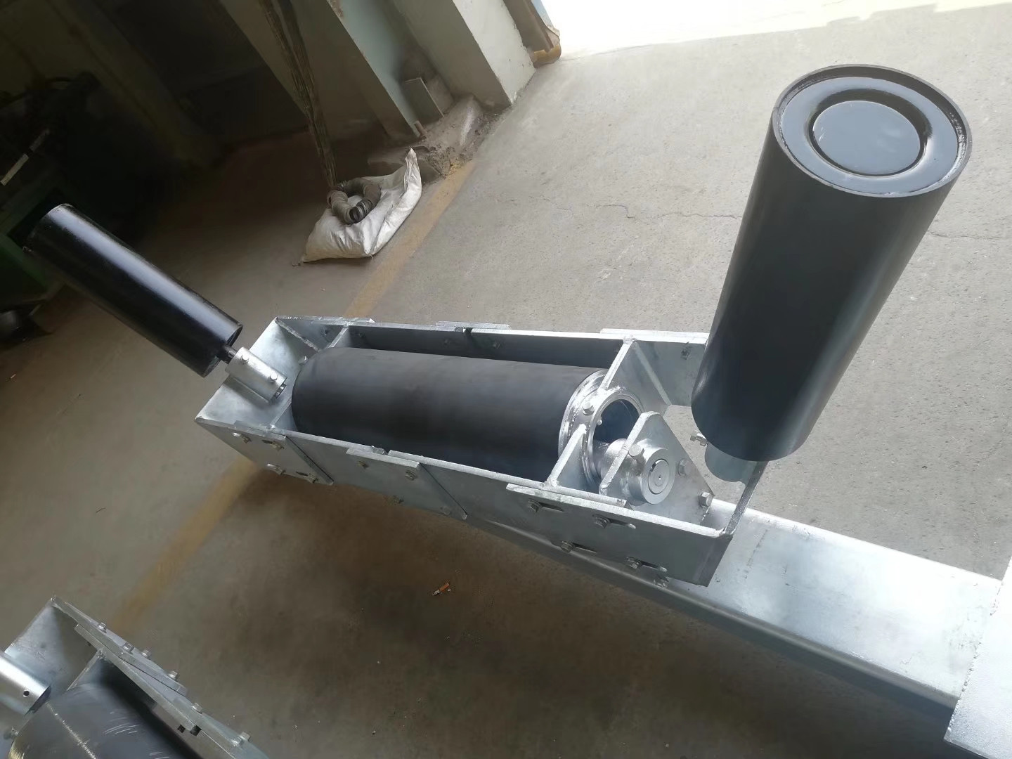Corrosion Resistance Self Aligning Carrying Idler Belt Conveyor 45 Degree