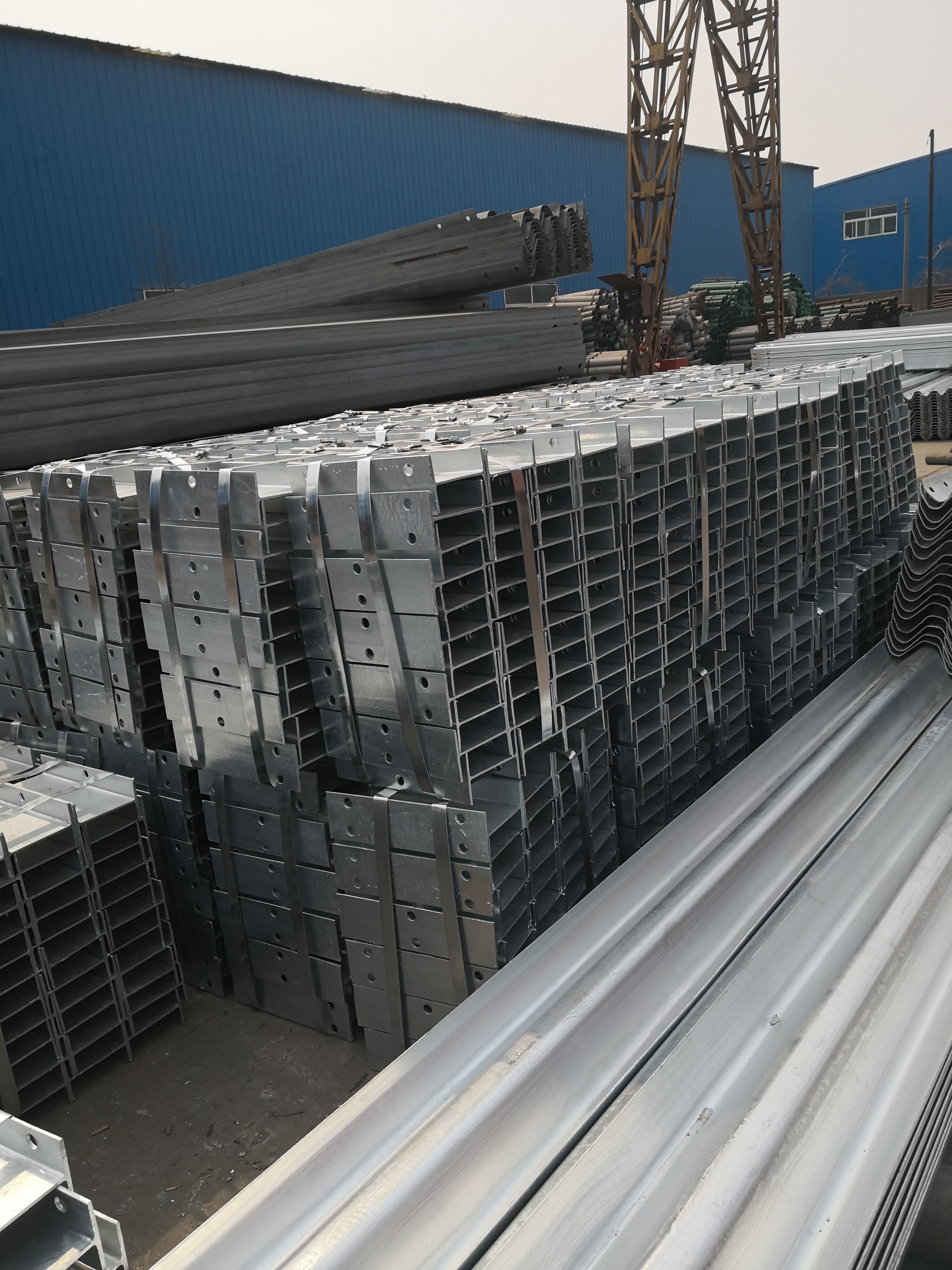 Outdoor Security Hot Dipped Galvanized W Beam Guardrail with Steel H Post and Spacer