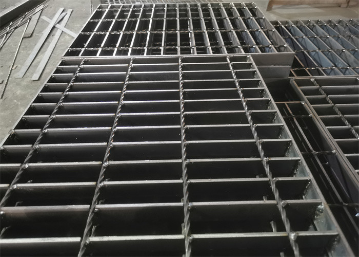 Hot Dip Galvanized Stair Treads Steel Grating 60mm Serrated Style