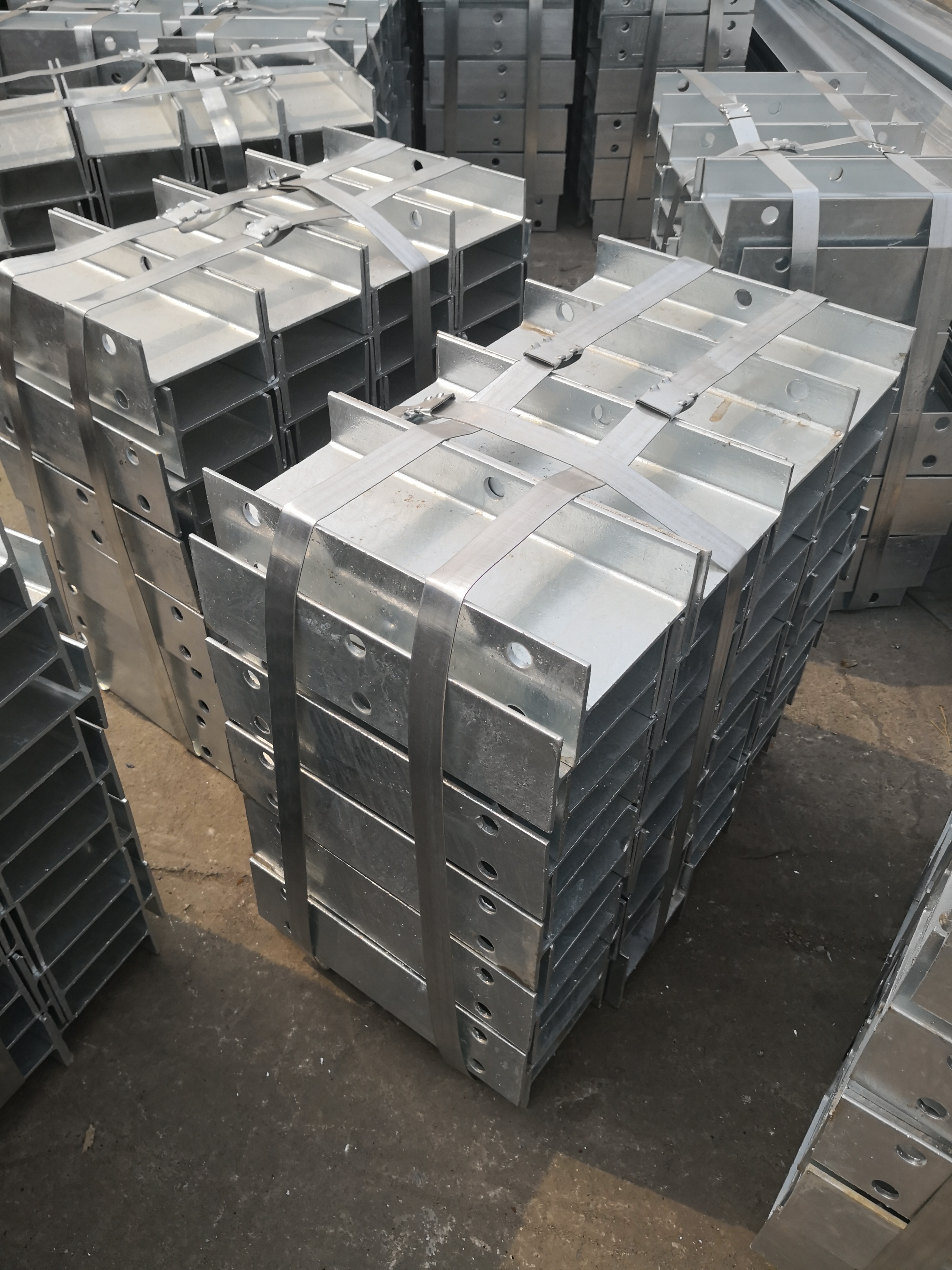 Outdoor Security Hot Dipped Galvanized W Beam Guardrail with Steel H Post and Spacer