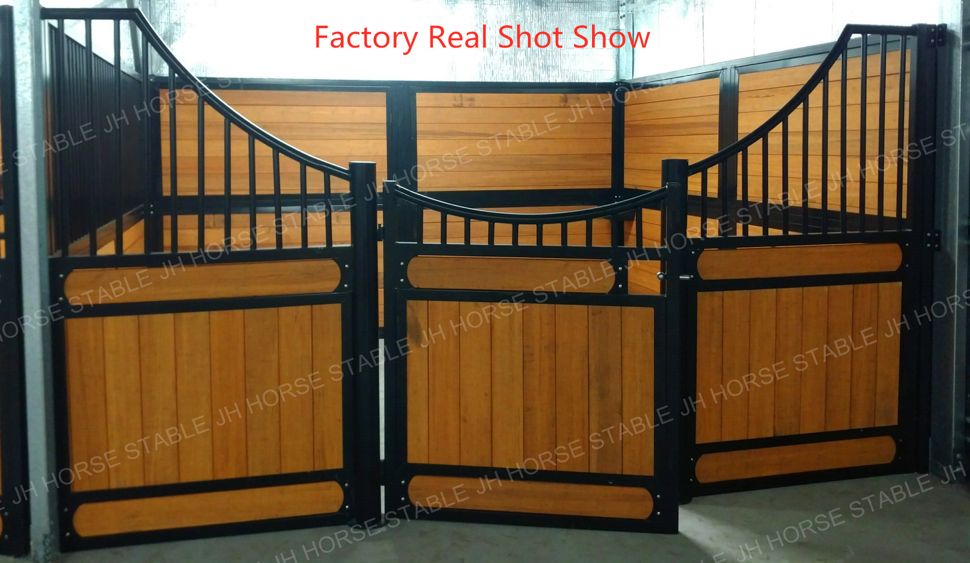 Portable Bamboo Board Horse Stable Box / Metal Horse Fence With Sliding Door
