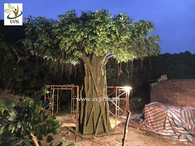 UVG green outdoor artificial banyan tree with huge fiberglass trunk for restaurant patio landscaping GRE057
