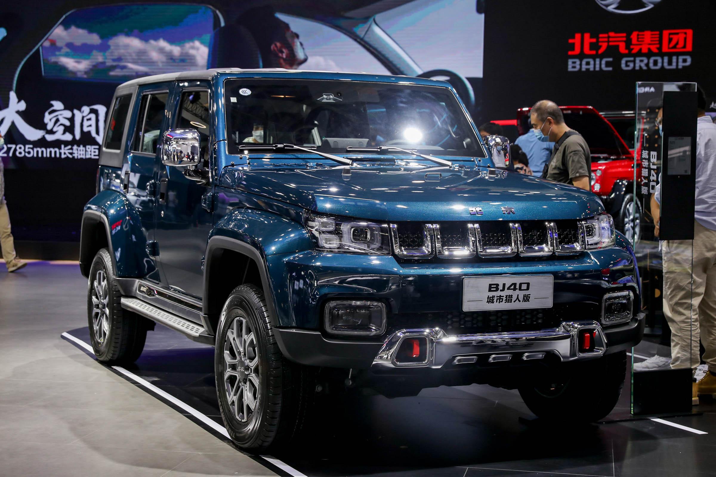 2024 BAIC BJ40 Plus Fuel Petrol Cars Off-road SUV 2.0T Auto Compact SUV 4x4 Vehicles with Front Disc Rear Disc Brake System