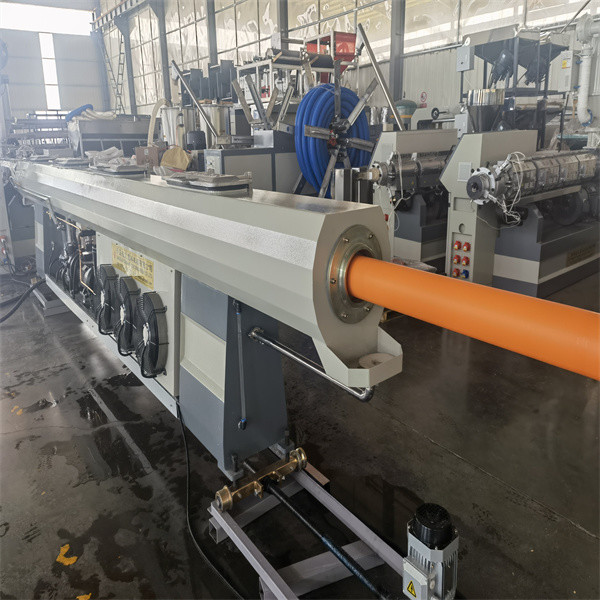 Vacuum Cooling Water Tank Pipe Extrusion Machine 75KW-185kw Plastic Tube Making Machine