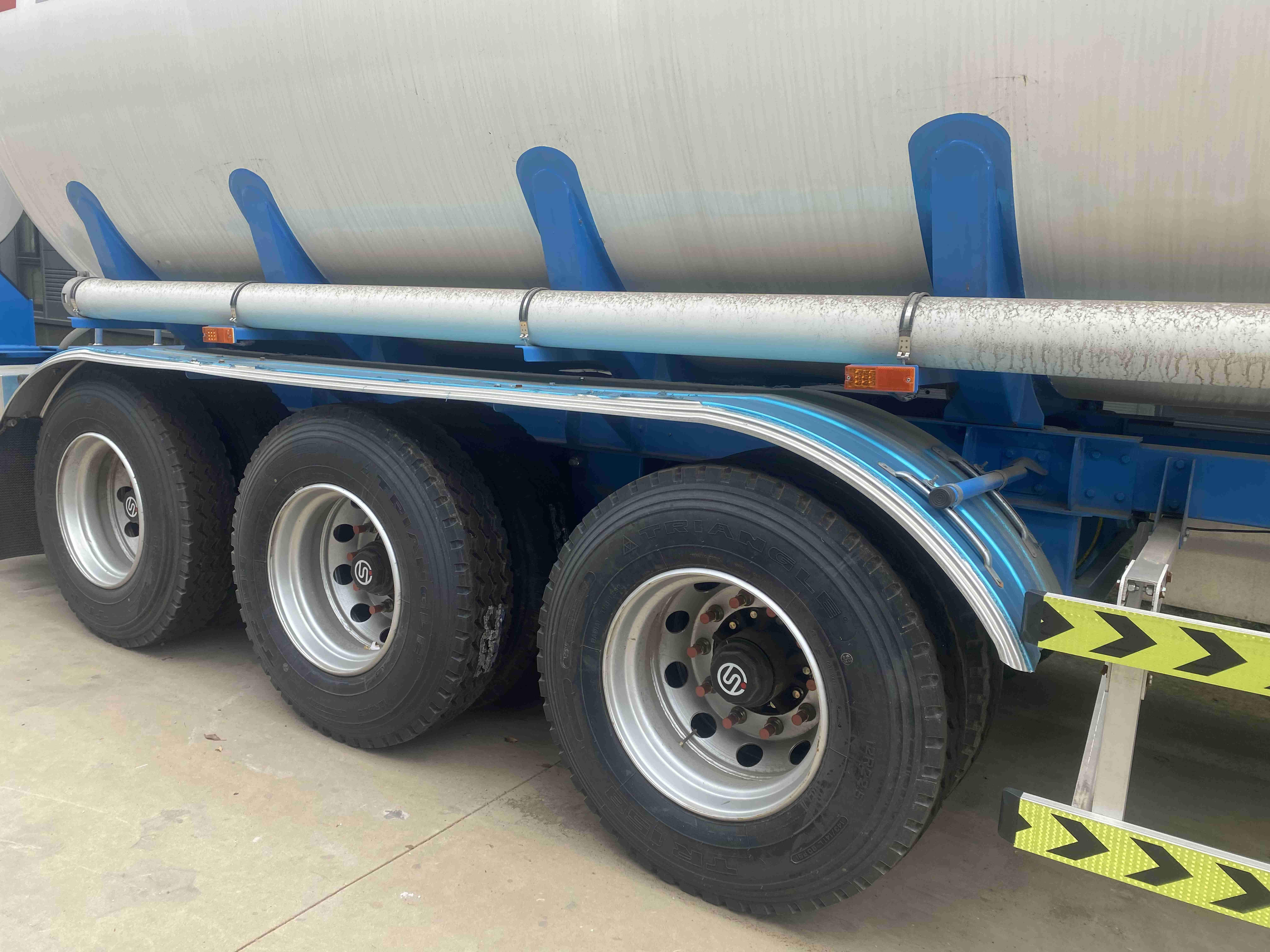 CIMC New Stainless Steel Fuel Tanker Truck Manual Transmission Diesel Engine 6x4 Drive Wheel for Oil and Water Storage