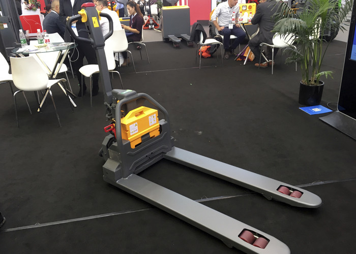 Lithium Battery Operated Warehouse Forklift Trucks 1500kg Small Turning Radius
