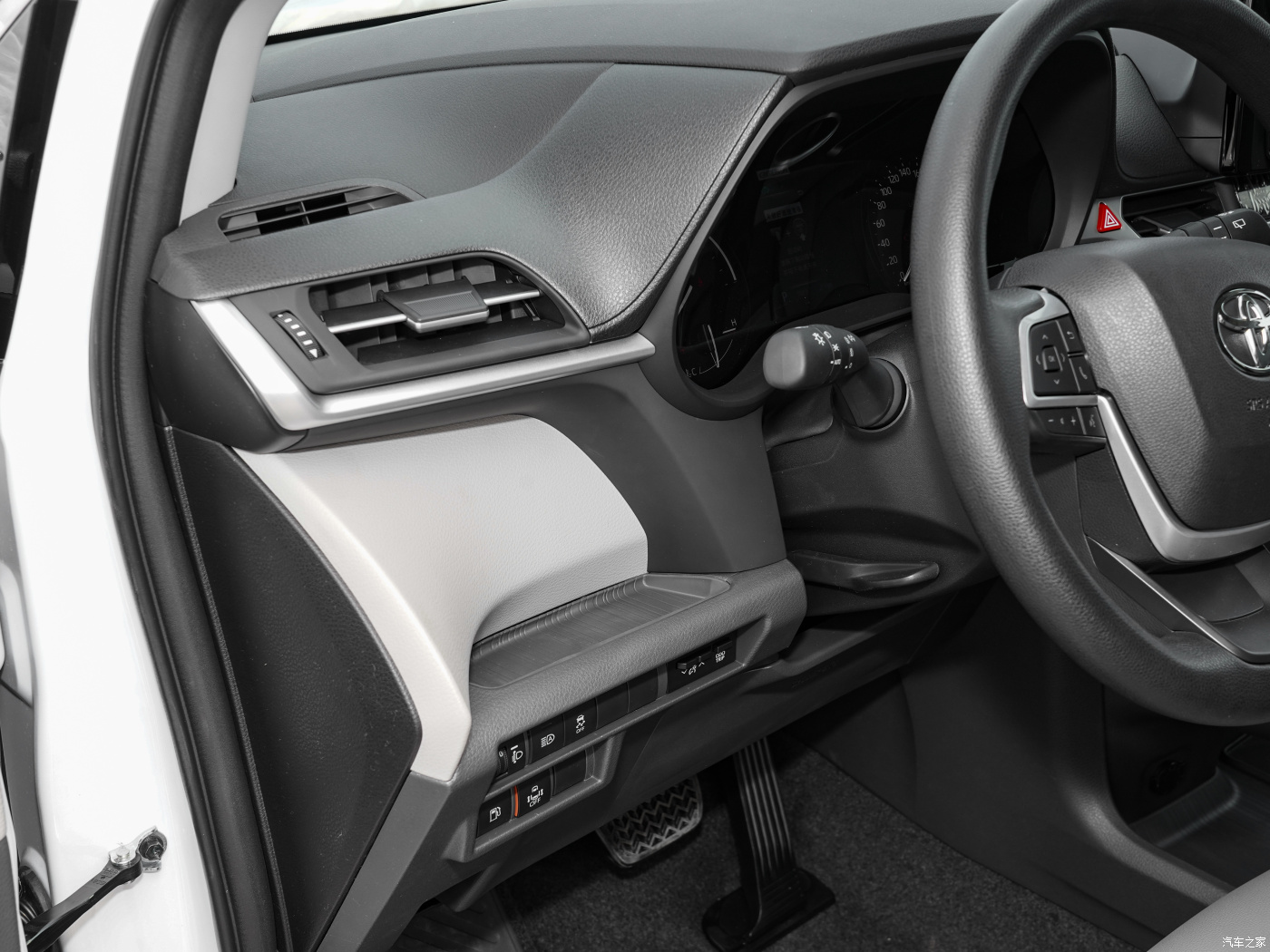 Electric MPV 7-Seater Hybrid SUV Minivan with Driver's Seat Adjustment Electric and Front disc Rear dsic Brake System