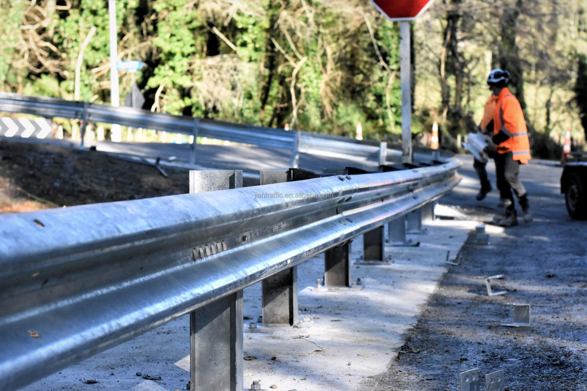 Road Safety Barrier with Q235 Q345 Steel Material and AASHTO M-180 Standard