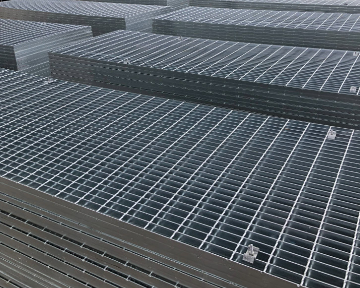 Galvanized Steel Walkway Grating Black / White For Chemical Plant 30*3mm