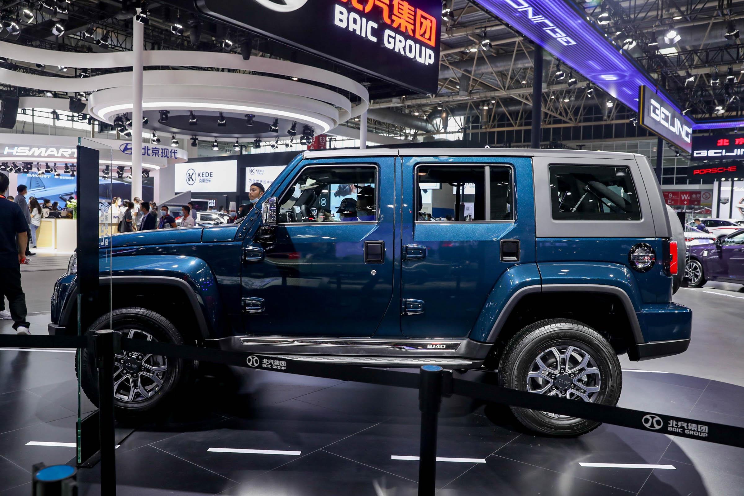 2024 BAIC BJ40 Plus Fuel Petrol Cars Off-road SUV 2.0T Auto Compact SUV 4x4 Vehicles with Front Disc Rear Disc Brake System