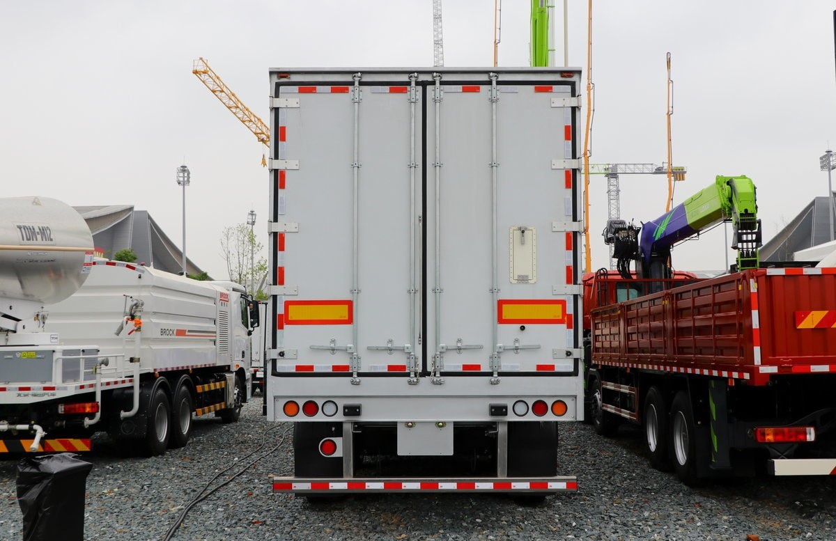 Spacious And Fuel Refrigerated Semi Trailer For Dairy And Meat Distribution