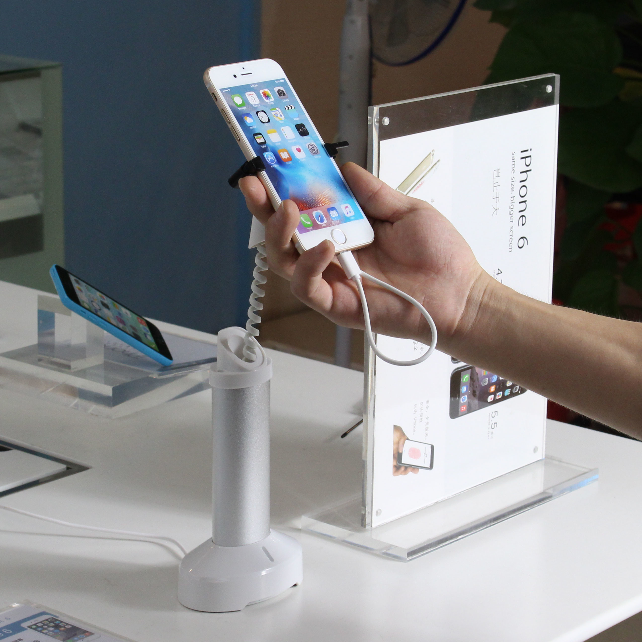COMER anti-thet clip locking gripper stands for mobile phone stores security displays