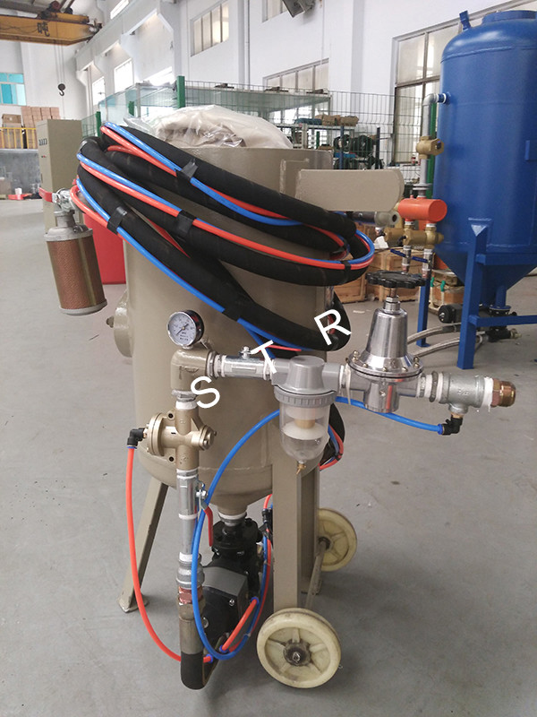 Dry Manual Portable Abrasive Blasting Machine Marine Abrasive Wood Rust Removing
