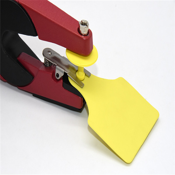 Middle Size Livestock Cattle Ear Tags Anti Fading Yellow 79*56mm TPU Material