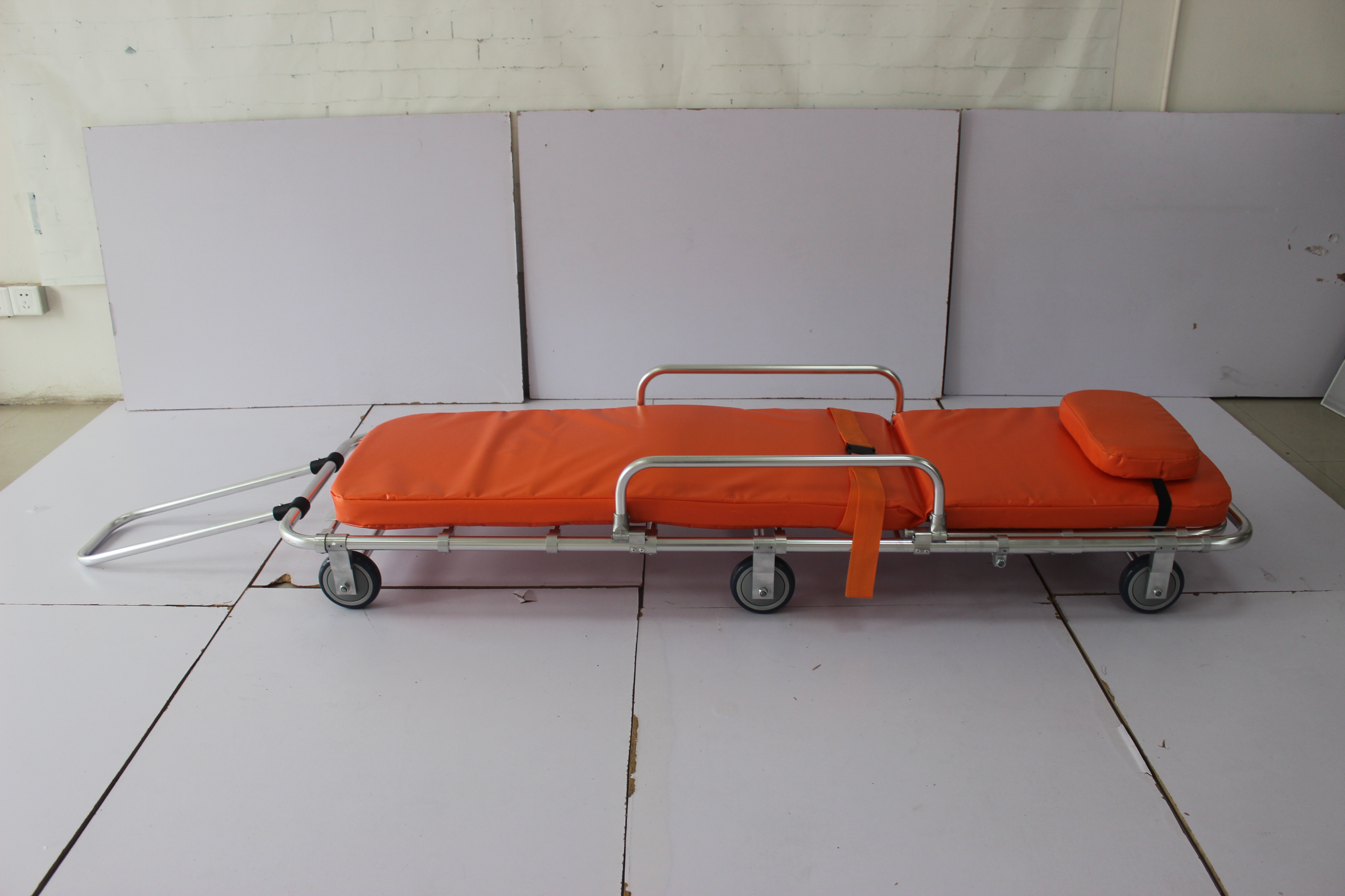 Emergency Rescue Medical Ambulance Stretcher Lightweight Low Frame Structure For Patients Transport