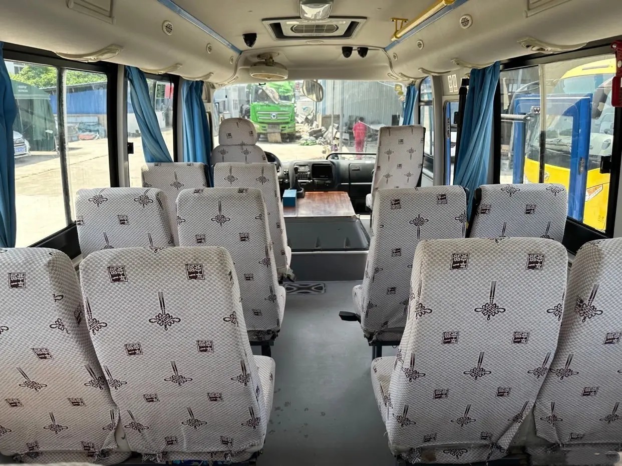 Used Small Bus Blues Color 25 Seats Yuchai Engine 130hp Sliding Windows Left Hand Drive Dongfeng Bus DFA6660