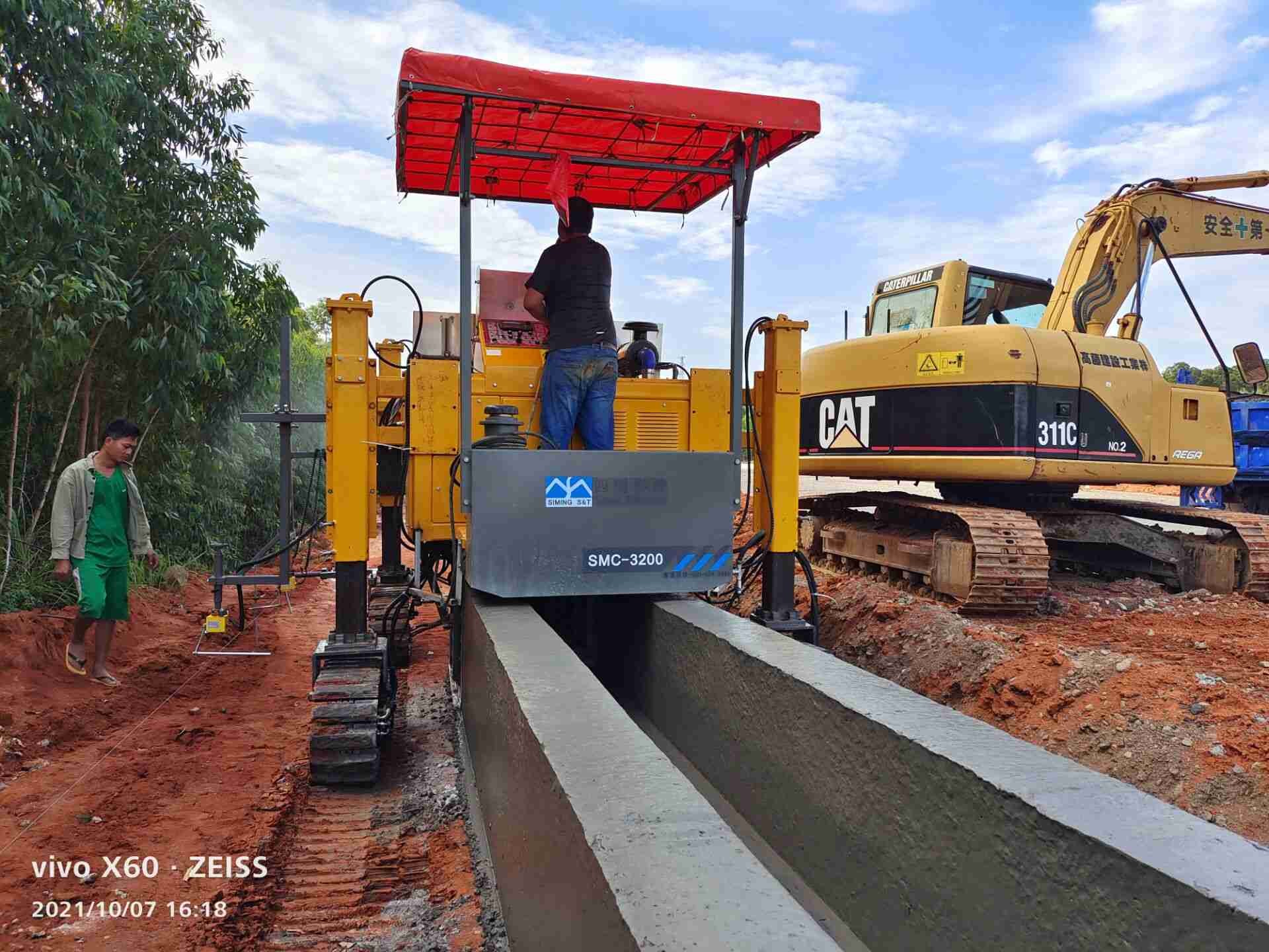 Cement Sliding Mode Road Paving Machine 2 Meter Wide Customizable
