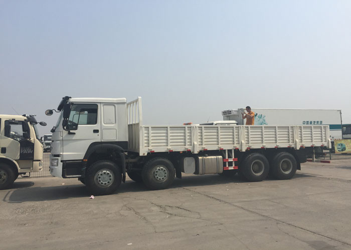 Diesel Engine Cargo Truck SINOTRUK HOWO HW76 Cabin 30 - 60 Tons Top Configuration