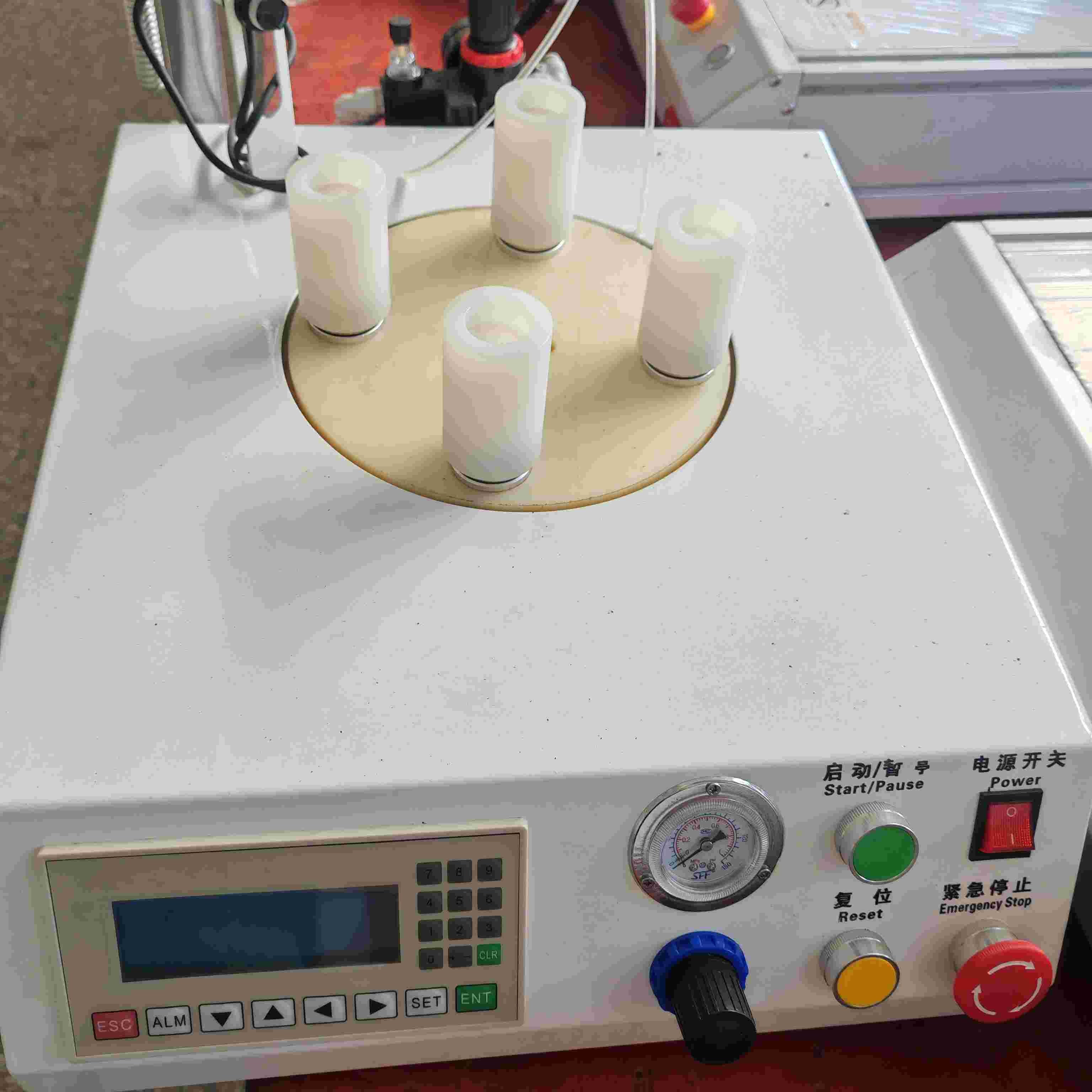 Circle Adhesive Dispenser Robot 1000pcs/h - 1500pcs/h Robotic Dispenser For LED Bulb Diffuser