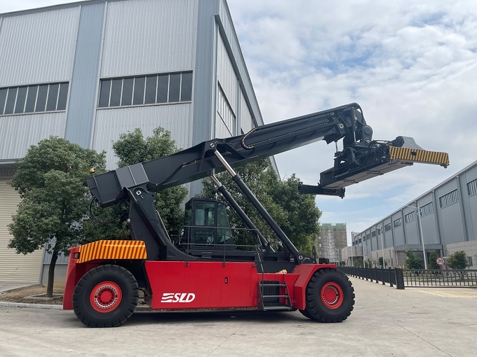 45000kg Container Reach Stacker With CUMMINS QSM11-330 Engine 1