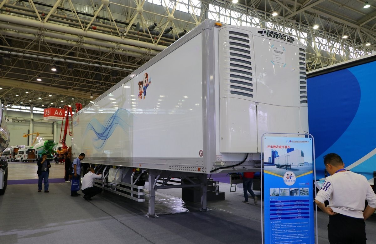 Special 30 Ton Semi Freezer Trailer Truck For Frozen Goods Transport Preservation Equipment