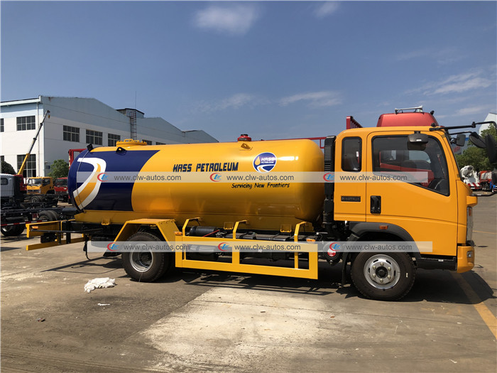 Sinotruk HOWO 8000liters 8cbm LPG Bobtail Truck 3ton 4ton Road Tanker LPG Gas Delivery Truck