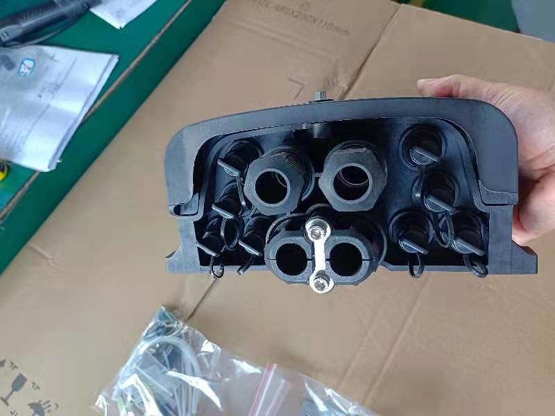 Pre-connectorized Optical Fiber Cable Distribution Box GFS-8QX IP68 378*255*116mm 8 pre-connected adapters