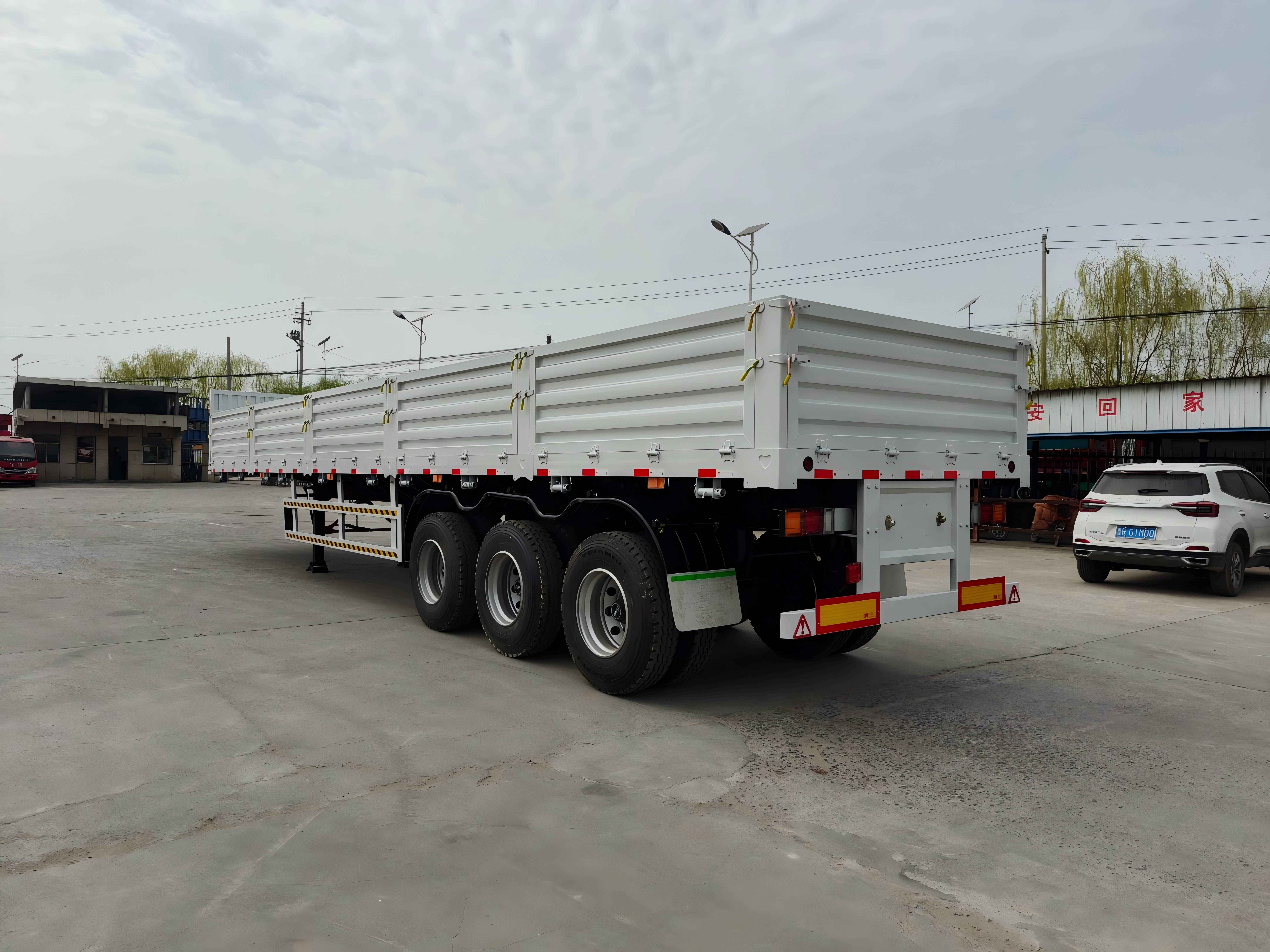 CIMC 40FT 3 Axle tare weight 8.5t 1300*2500mm heavy duty mechanical suspension 13pc leaf spring Wall Side Rollover semi trailer