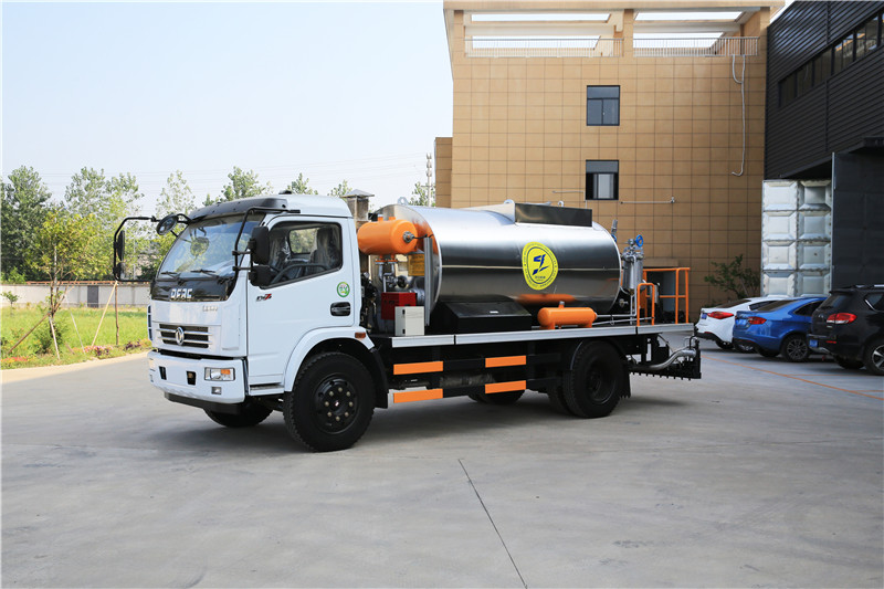 HOWO 4000L Asphalt Construction Equipment Covered With Stainless Steel Sheets