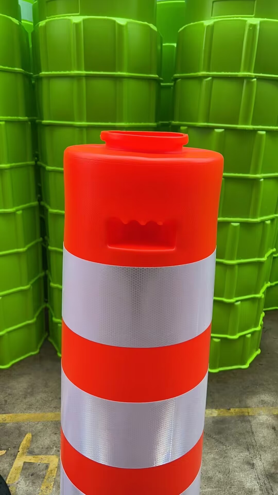 Traffic road orange barrier Uruguay Safety Warning Reflective with flashing yellow light Drum Barrel