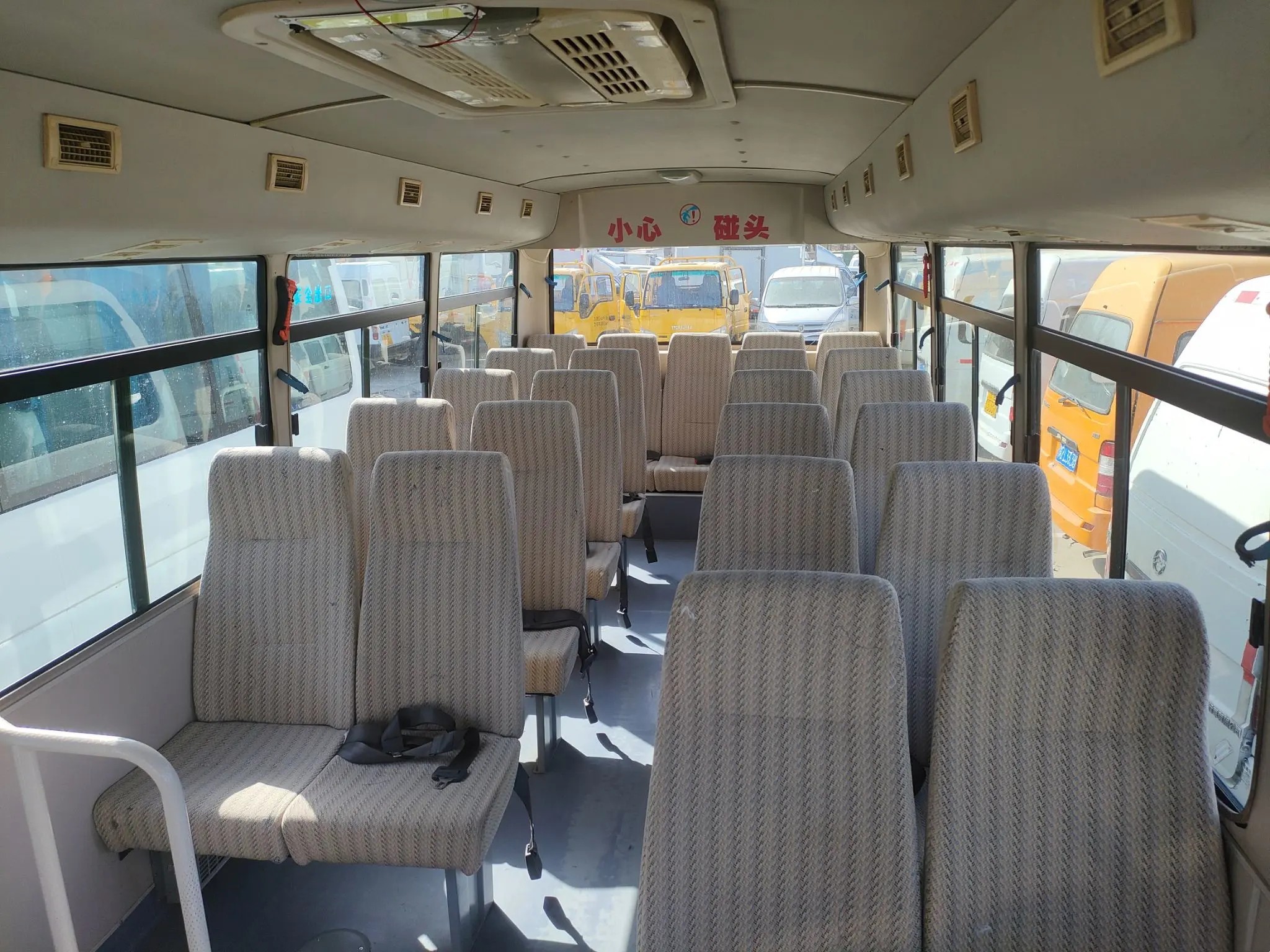 Used Short Bus Folding Door 26 Seats Front Engine Sliding Window 7 Meters Second Hand Young Tong Bus ZK6720D