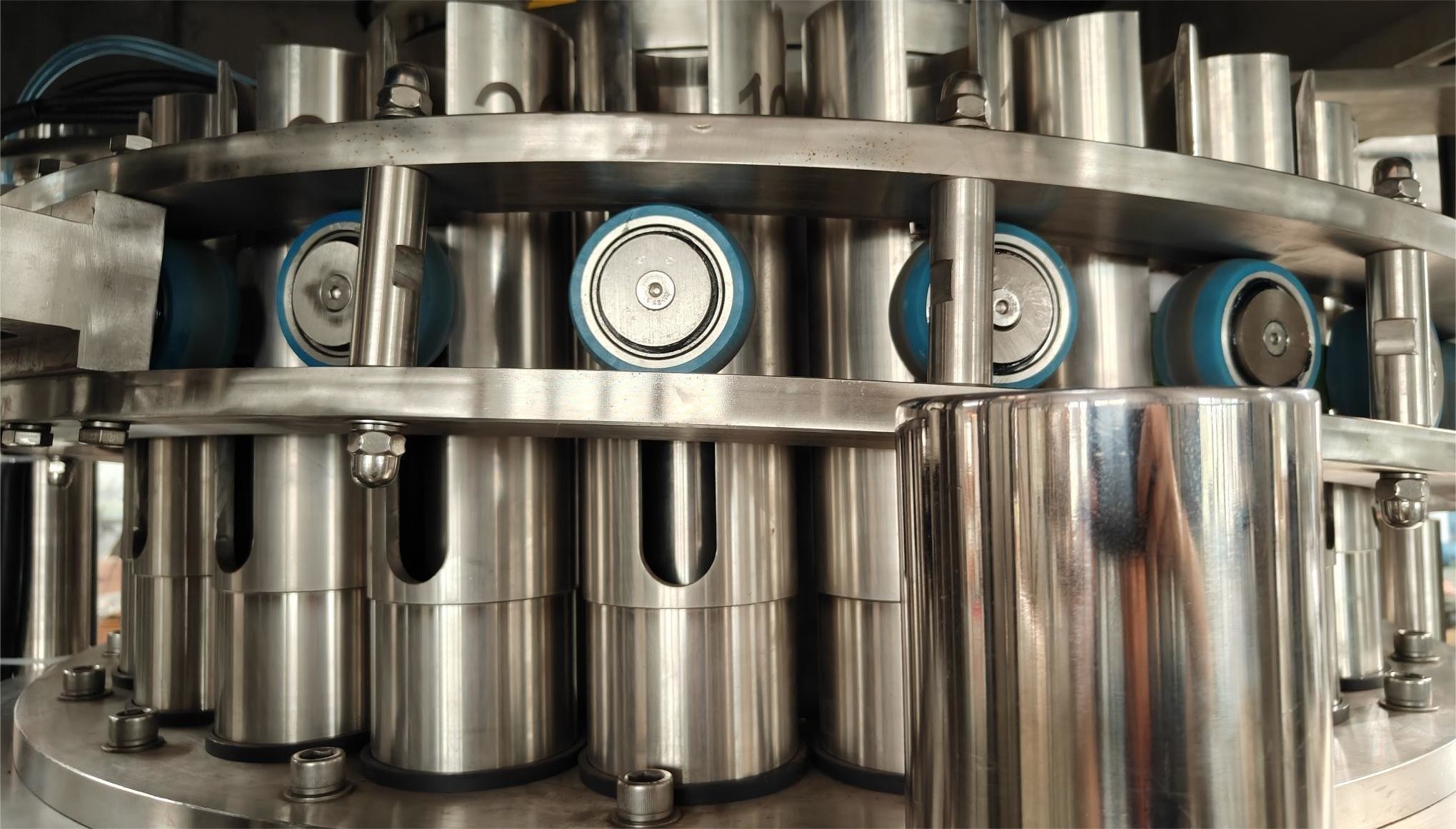 9 Heads Stainless Steel Automatic Can Filling Machine, 150 Cans/Min, Piston Filler