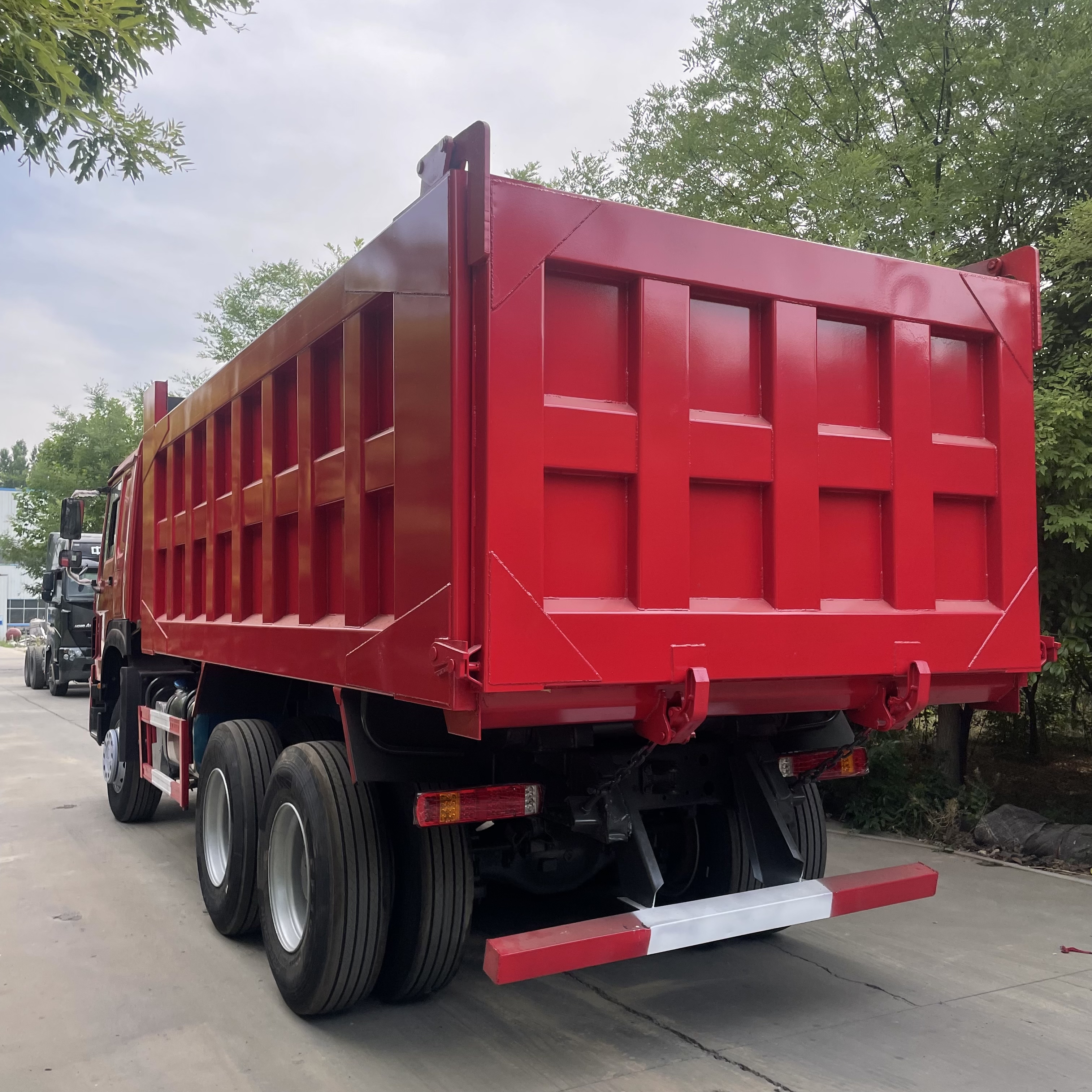 LHD SINO TRUCK HOWO 371HP 6*4 Heavy-duty Dump Tipper Truck with Manual Air Conditioner