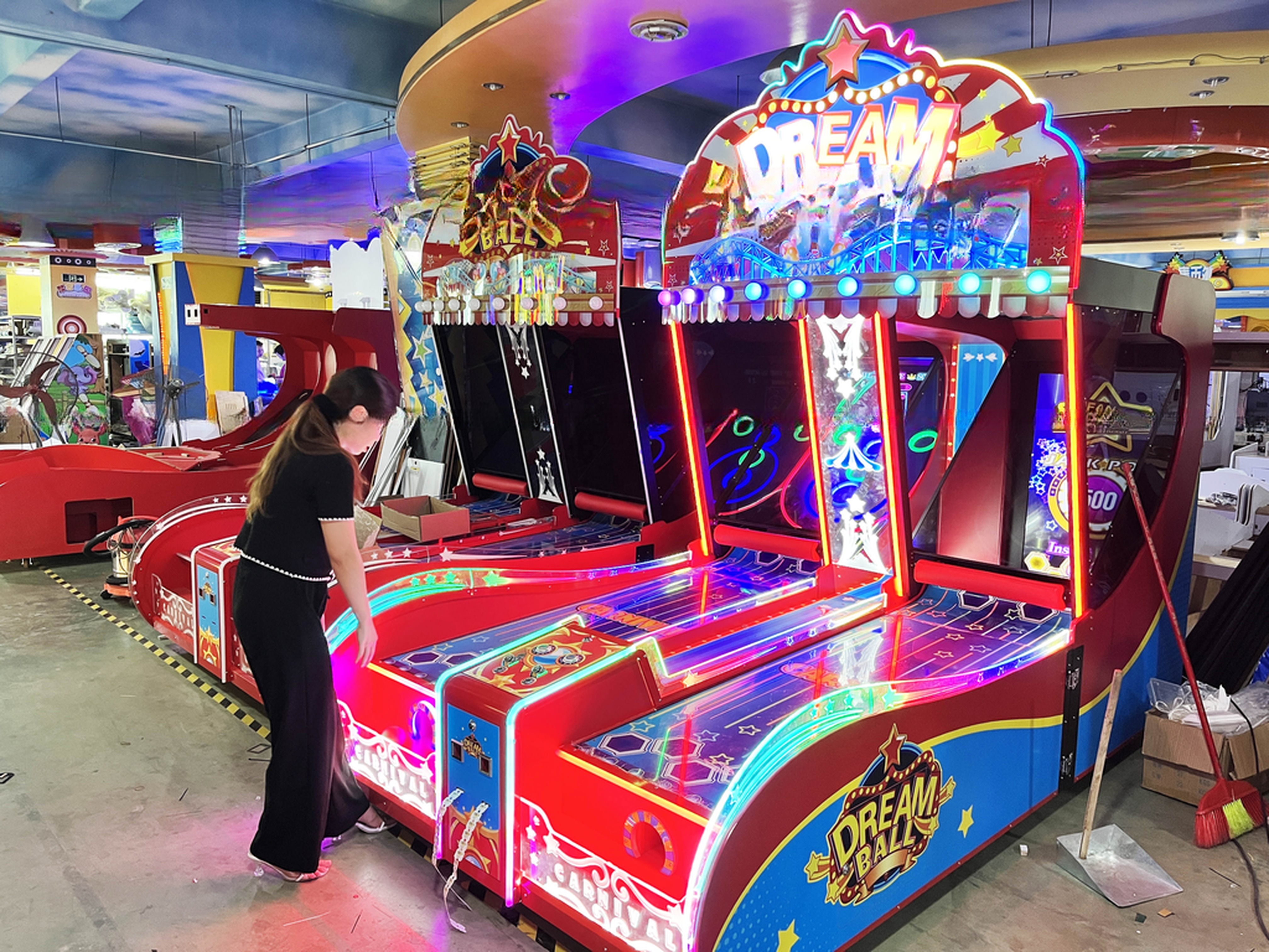 Coin operated crazy dream ball rolling redemption game machine for game center for sale