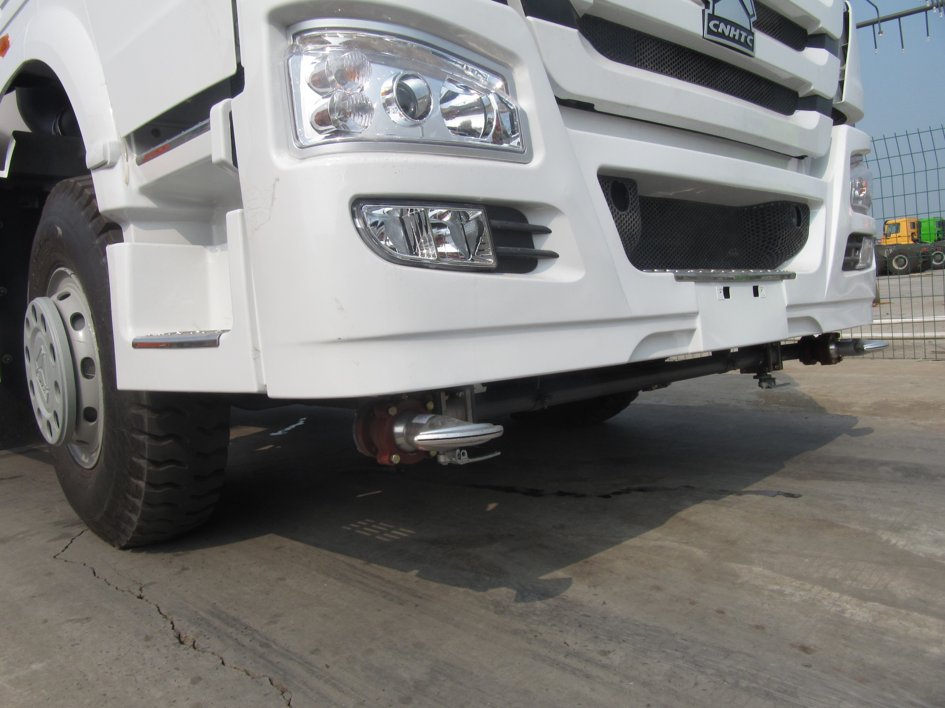 4x2 8000 Liters Capacity 3.856L Engine Liquid Tanker Truck Steering Wheel White Color