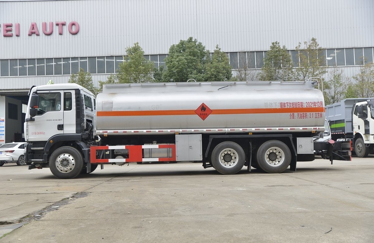 Safe Petroleum Transport With Customizable Oil Fuel Oil Delivery Truck 30cube