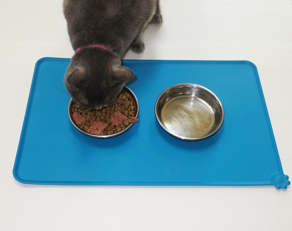 Cute Little Paw Design Dog Water Bowl Mat , Non - Slip No Mess Pet Feeding Mat