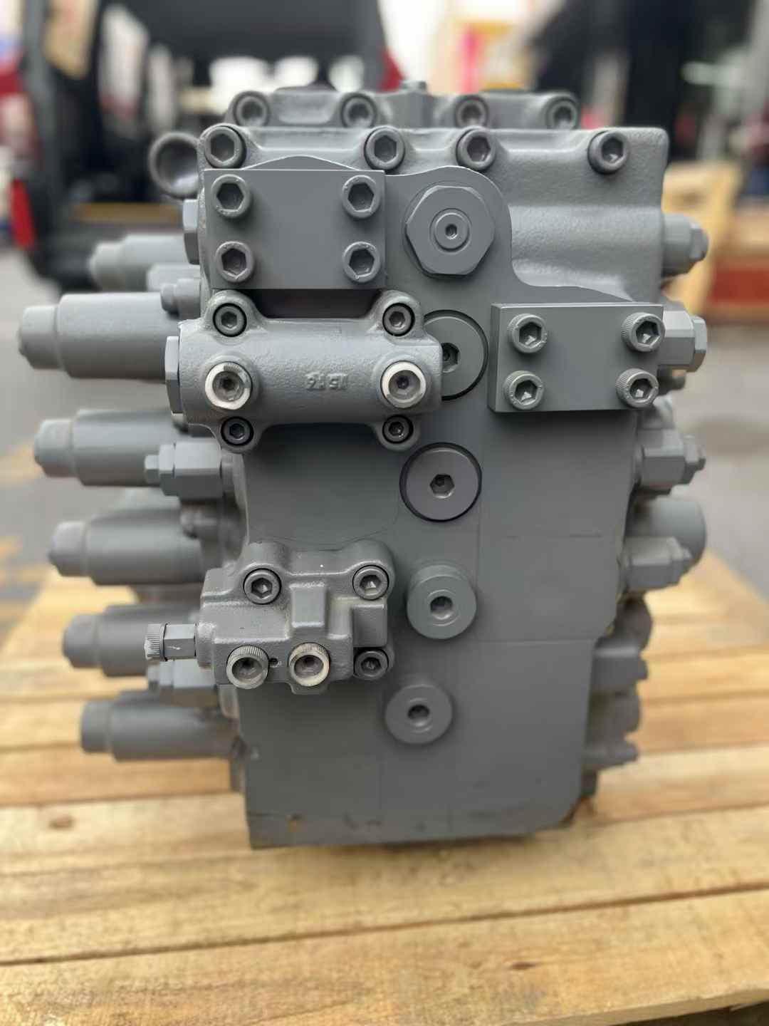 Volvo 140 210 240 290 460 480 & Toshiba UX28 UX32 UK36 Main Control Valve Excavator Parts