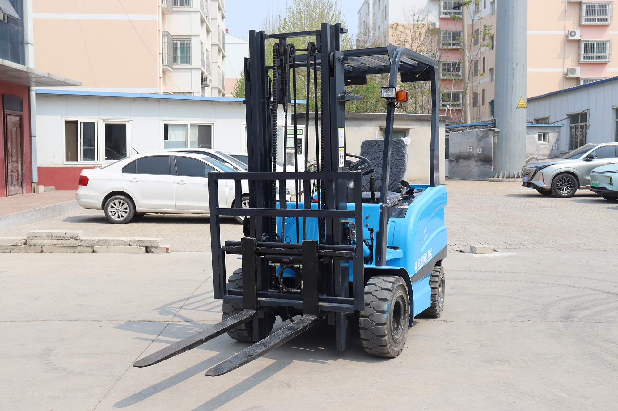 1.5-3.5 Tons Electric Forklift 2000kg Loading 1500kg Lift Customizable Charger 3000mm