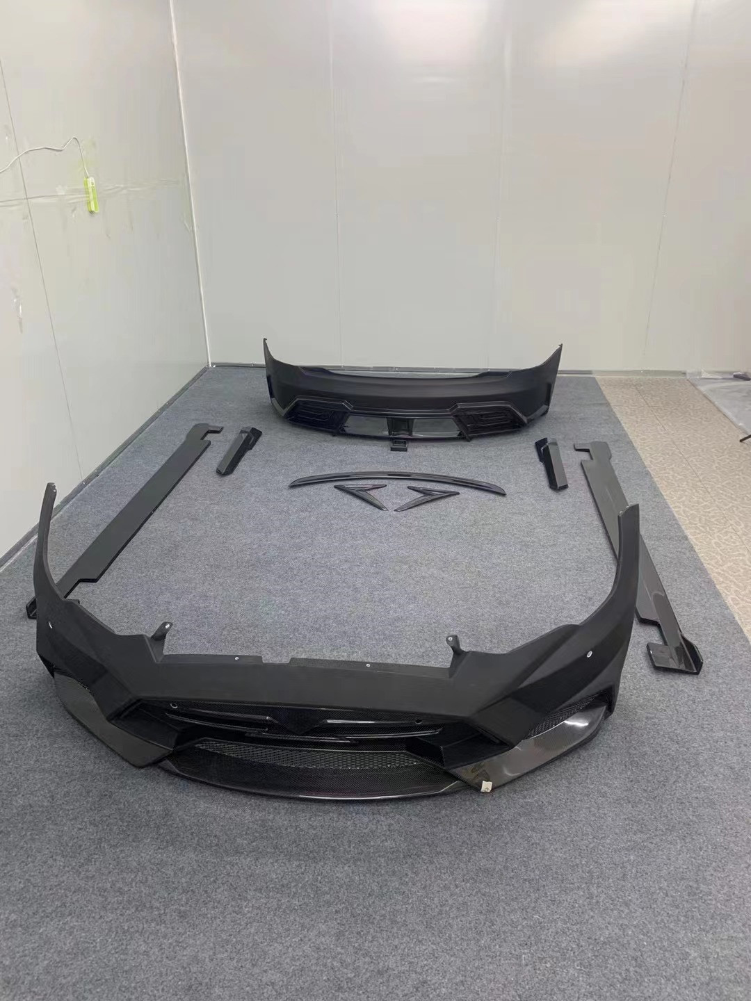 Selling Model S Body Kit Carbon Fiber Front and Rear Bumper Side Skirts Spoiler for Tesla Model S