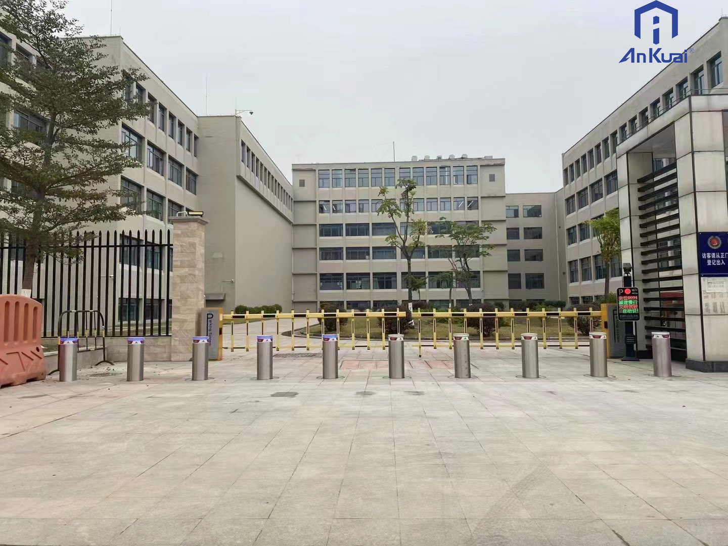 304 Stainless Hydraulic Retractable Bollards Automatic Rising Electric Retractable Security Bollards