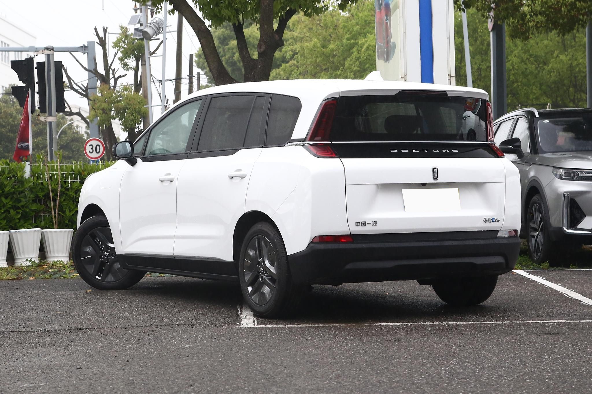 High Performance 5 Seater MPV Electric Car 5 Doors New Energy Benteng NAT 419KM